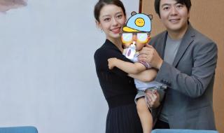 吉娜抱起150斤的郎朗 吉娜抱起150斤的郎朗