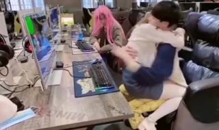 上海情侣网吧门 上海情侣网吧门